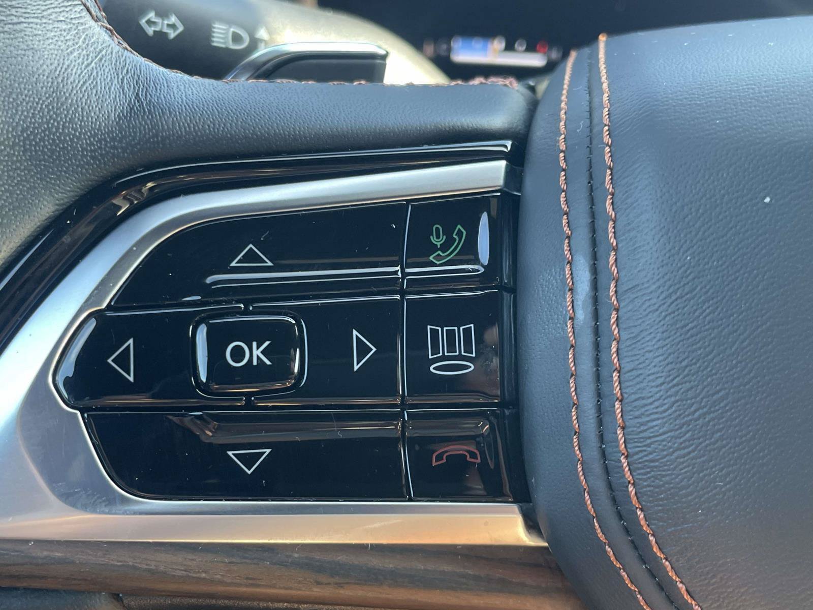 Used 2025 Jeep Grand Cherokee Summit AWD/4WD image 23