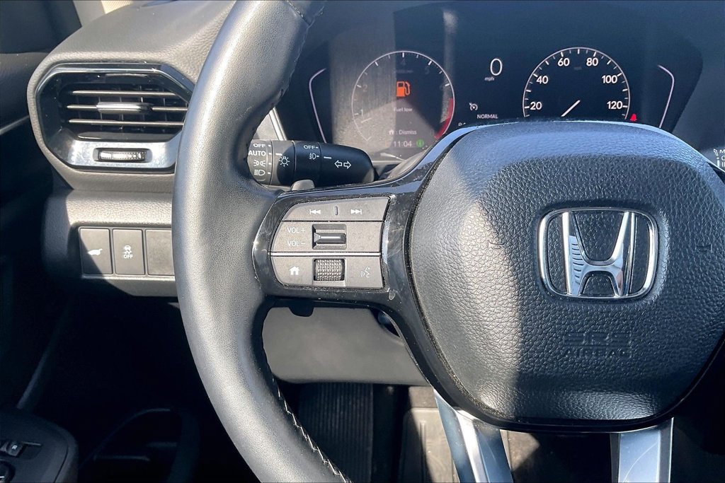 Used 2025 Honda Pilot Touring image 11