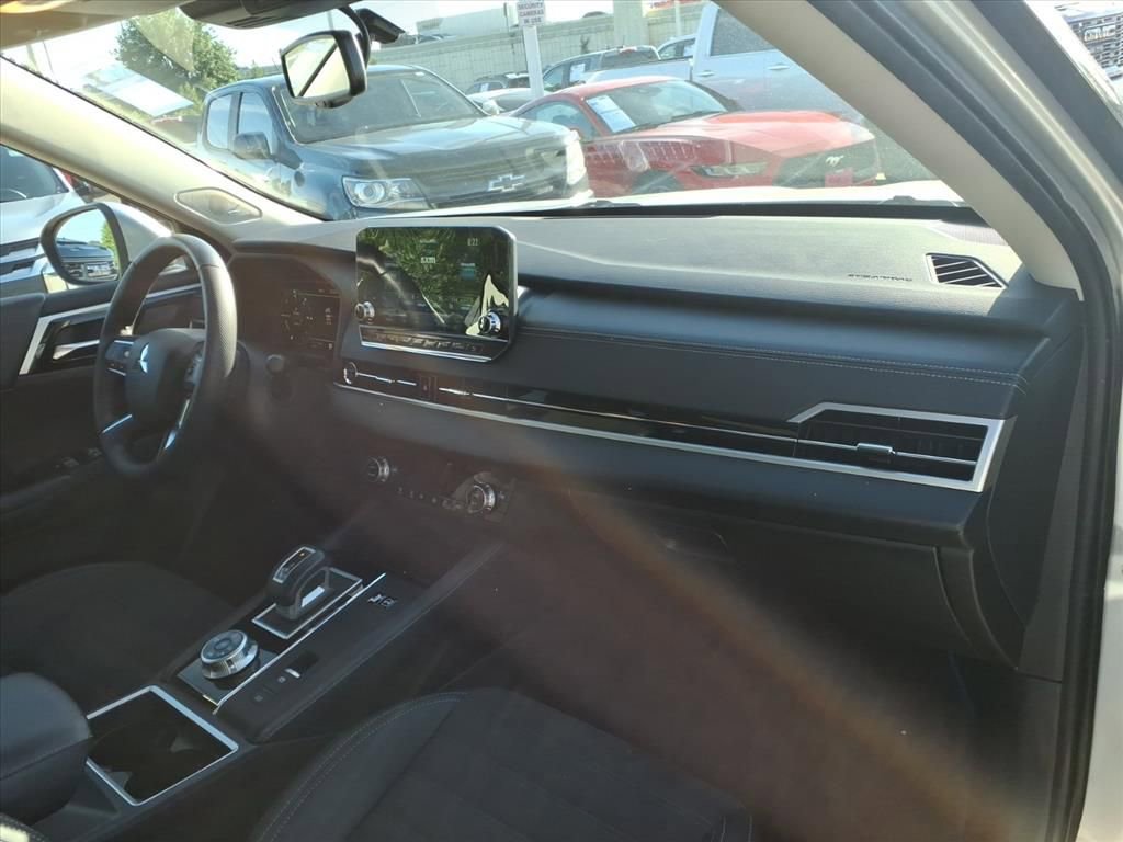 Used 2023 Mitsubishi Outlander 4WD Plug-In Hybrid image 16
