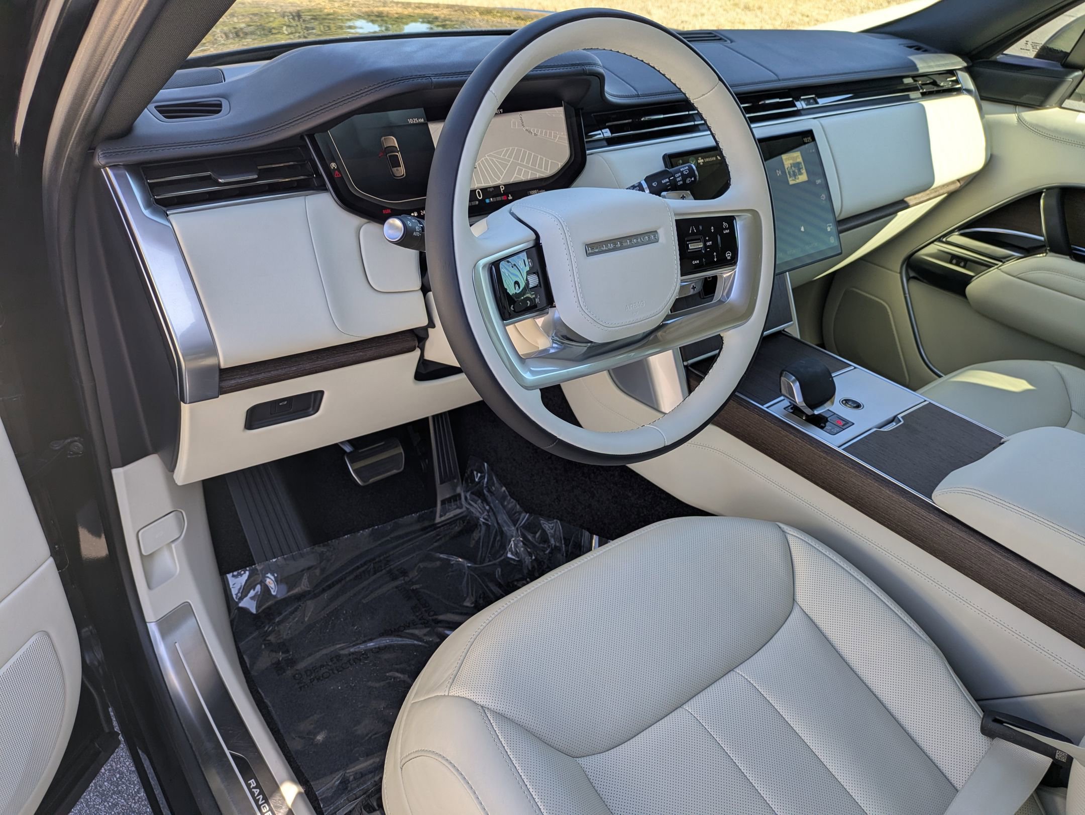 Certified 2025 Land Rover Range Rover SE image 9