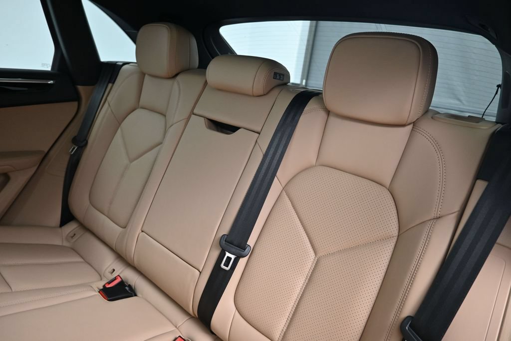 Certified 2026 Porsche Macan AWD/4WD image 6