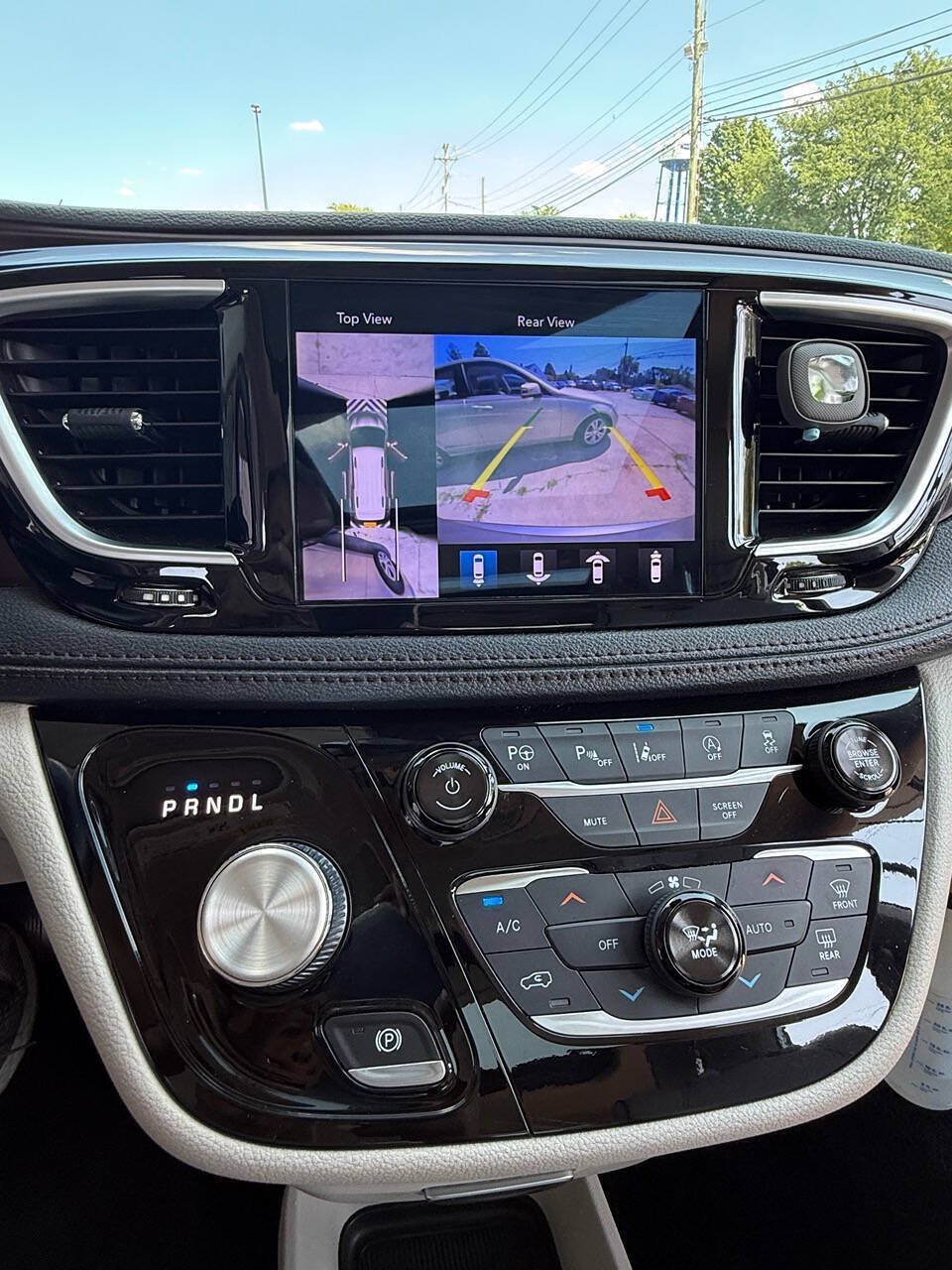 Used 2018 Chrysler Pacifica Limited w/ Tire & Wheel Group FWD image 25