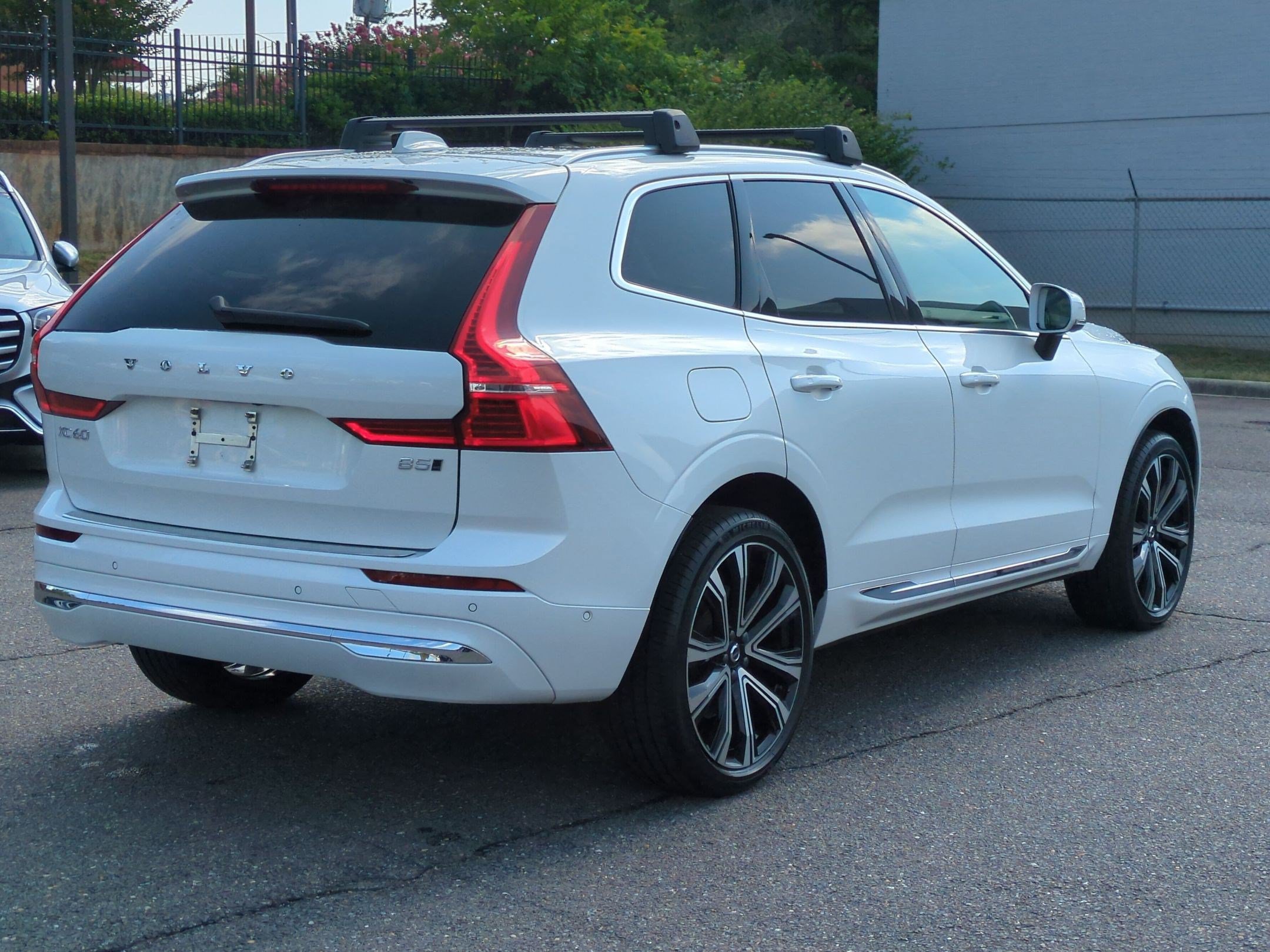 Used 2023 Volvo XC60 B5 Ultimate w/ Climate Package AWD/4WD image 3