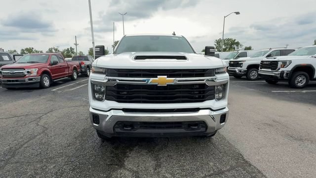 Used 2024 Chevrolet Silverado 2500 LT AWD/4WD image 3