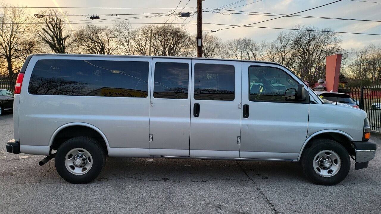 Used 2018 Chevrolet Express 3500 LT w/ LT Preferred Equipment Group RWD image 8
