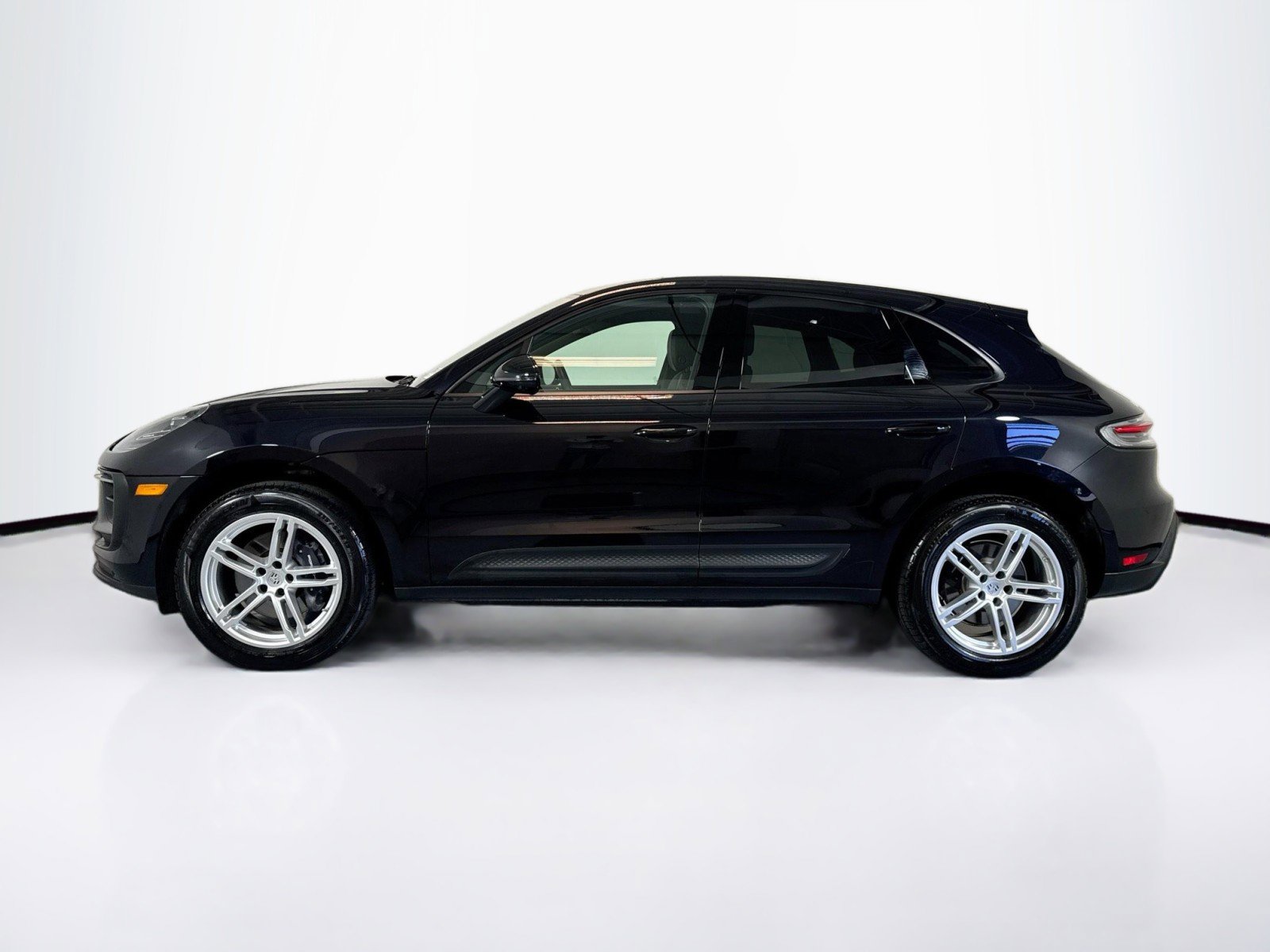 Used 2025 Porsche Macan AWD/4WD image 2