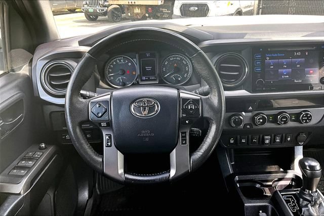 Used 2018 Toyota Tacoma TRD Off-Road w/ Technology Package AWD/4WD image 5
