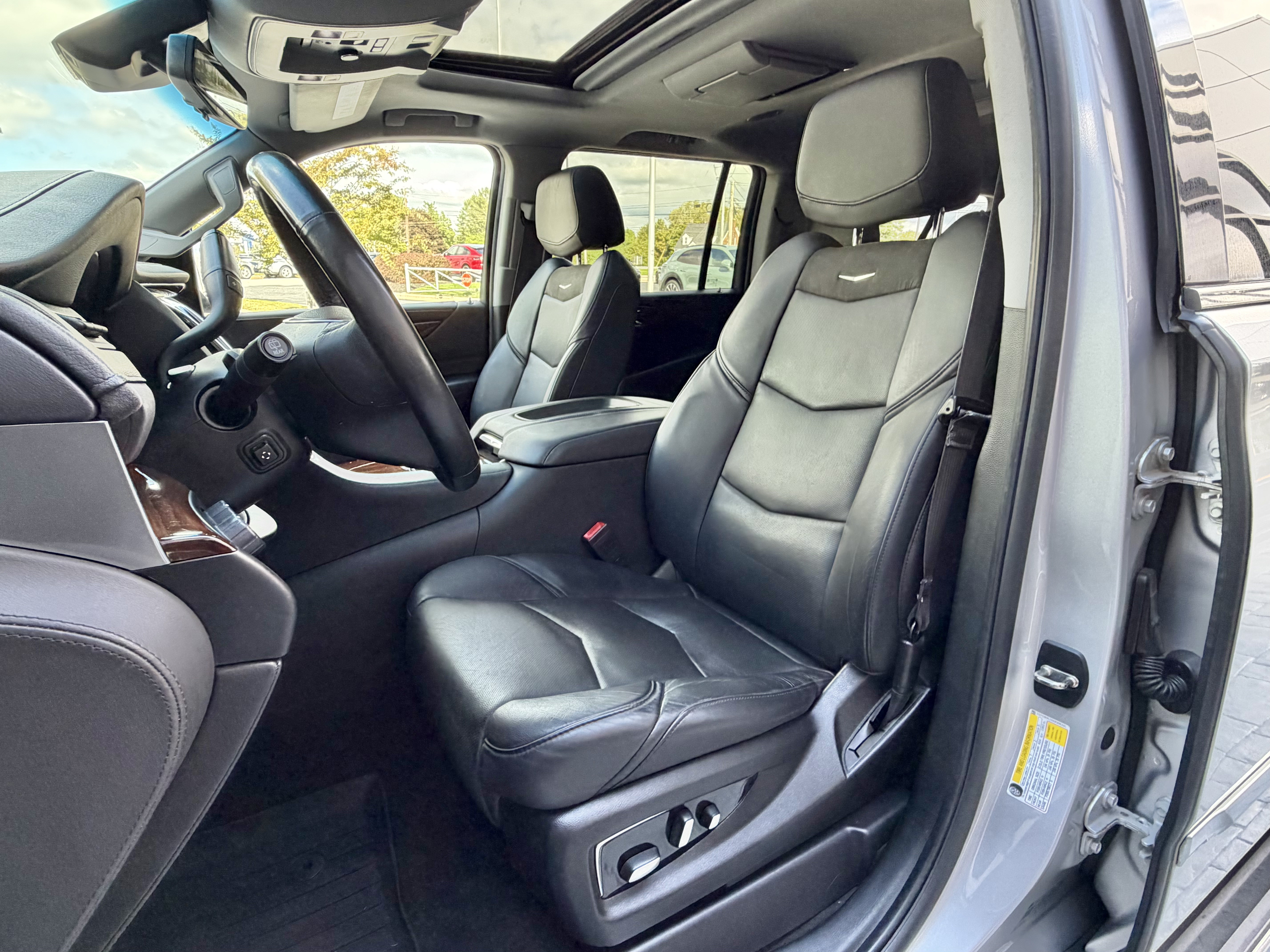Used 2019 Cadillac Escalade ESV Luxury AWD/4WD image 32