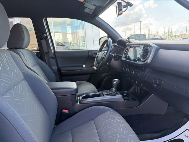 Used 2017 Toyota Tacoma TRD Sport w/ Tow Package (A/T) image 30