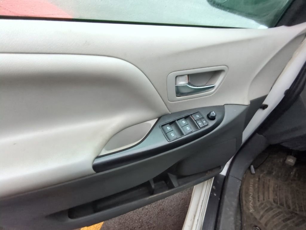 Used 2020 Toyota Sienna LE image 8