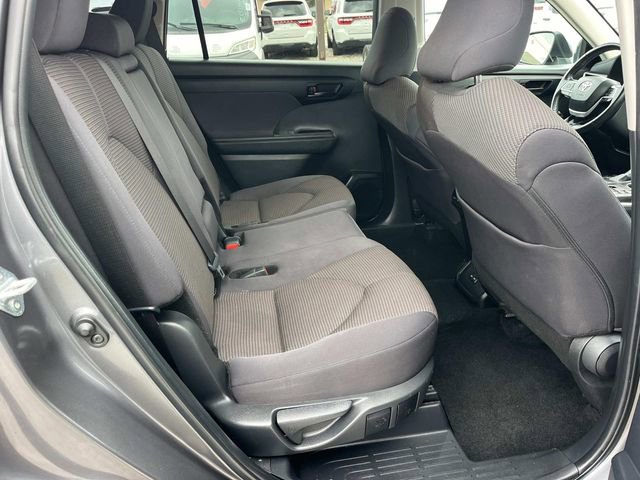Used 2024 Toyota Highlander LE image 11