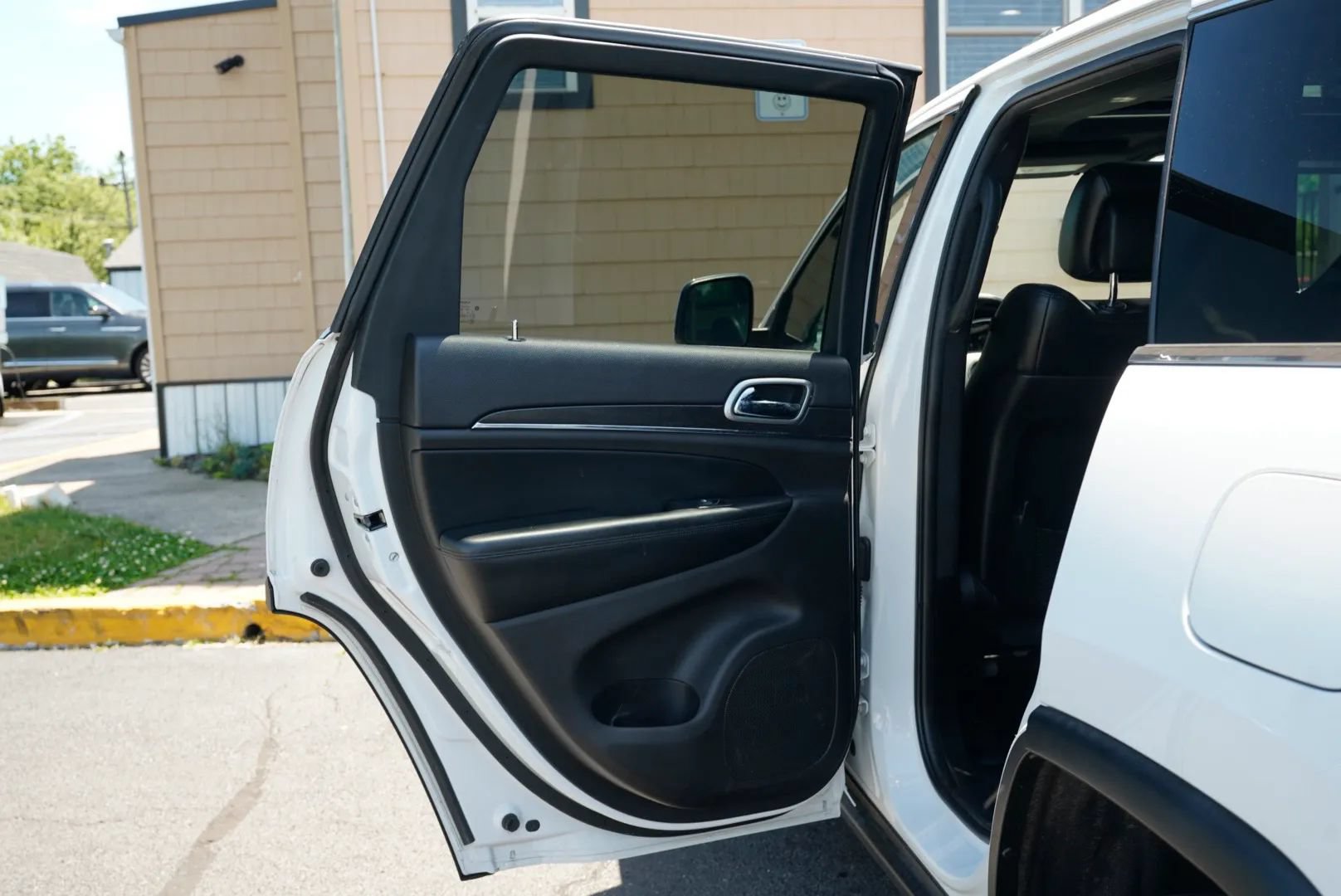 Used 2018 Jeep Grand Cherokee Limited AWD/4WD image 27