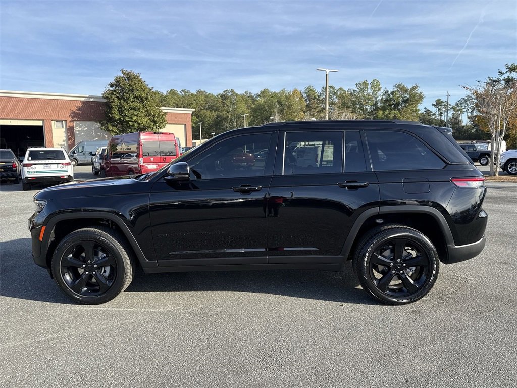 New 2025 Jeep Grand Cherokee Altitude w/ Trailer Tow Package image 5