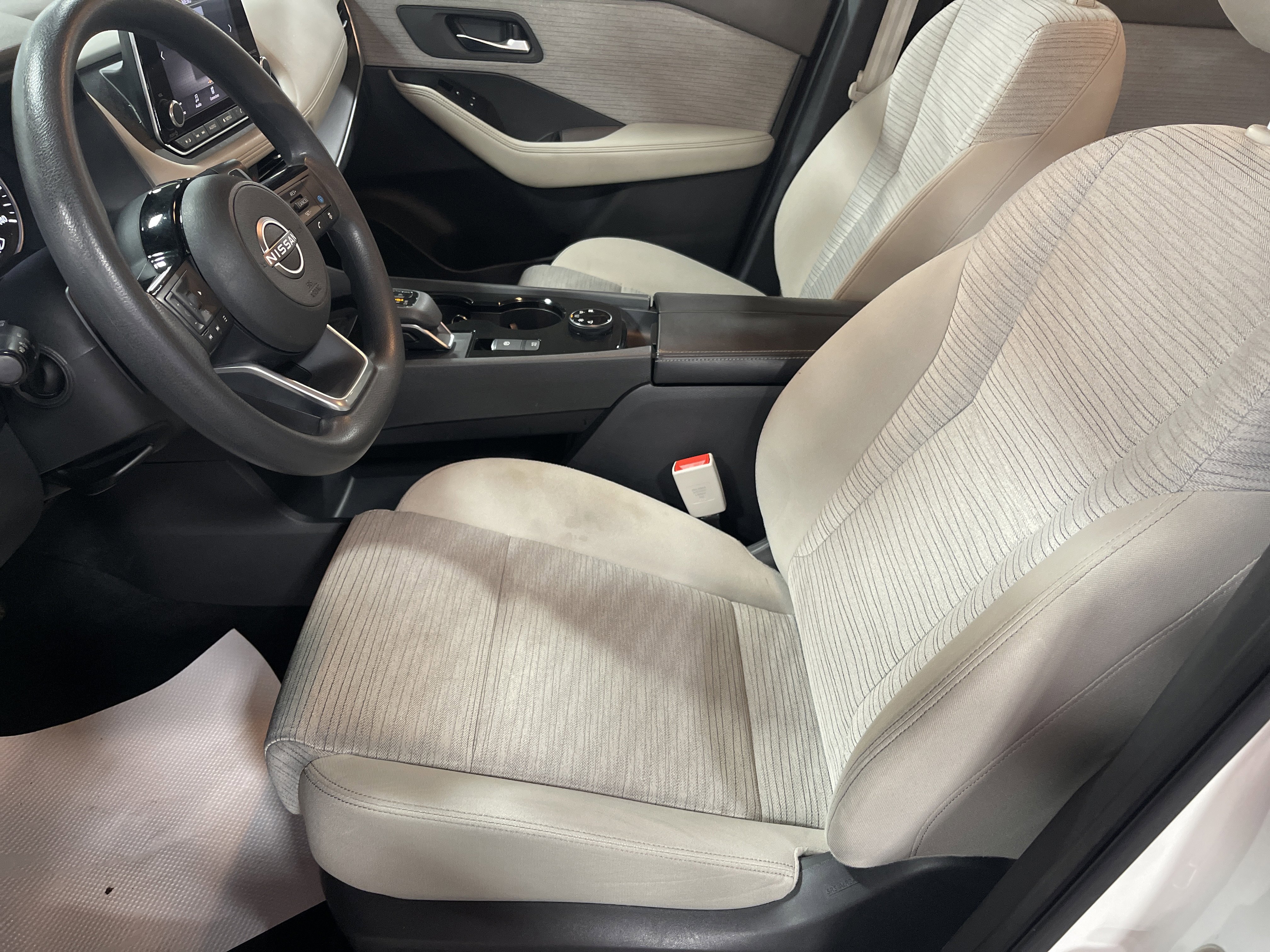 Used 2023 Nissan Rogue SV image 9