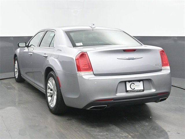 Used 2017 Chrysler 300 C image 4