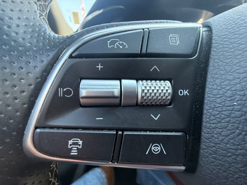 Used 2025 Genesis G70 2.5T AWD/4WD image 16
