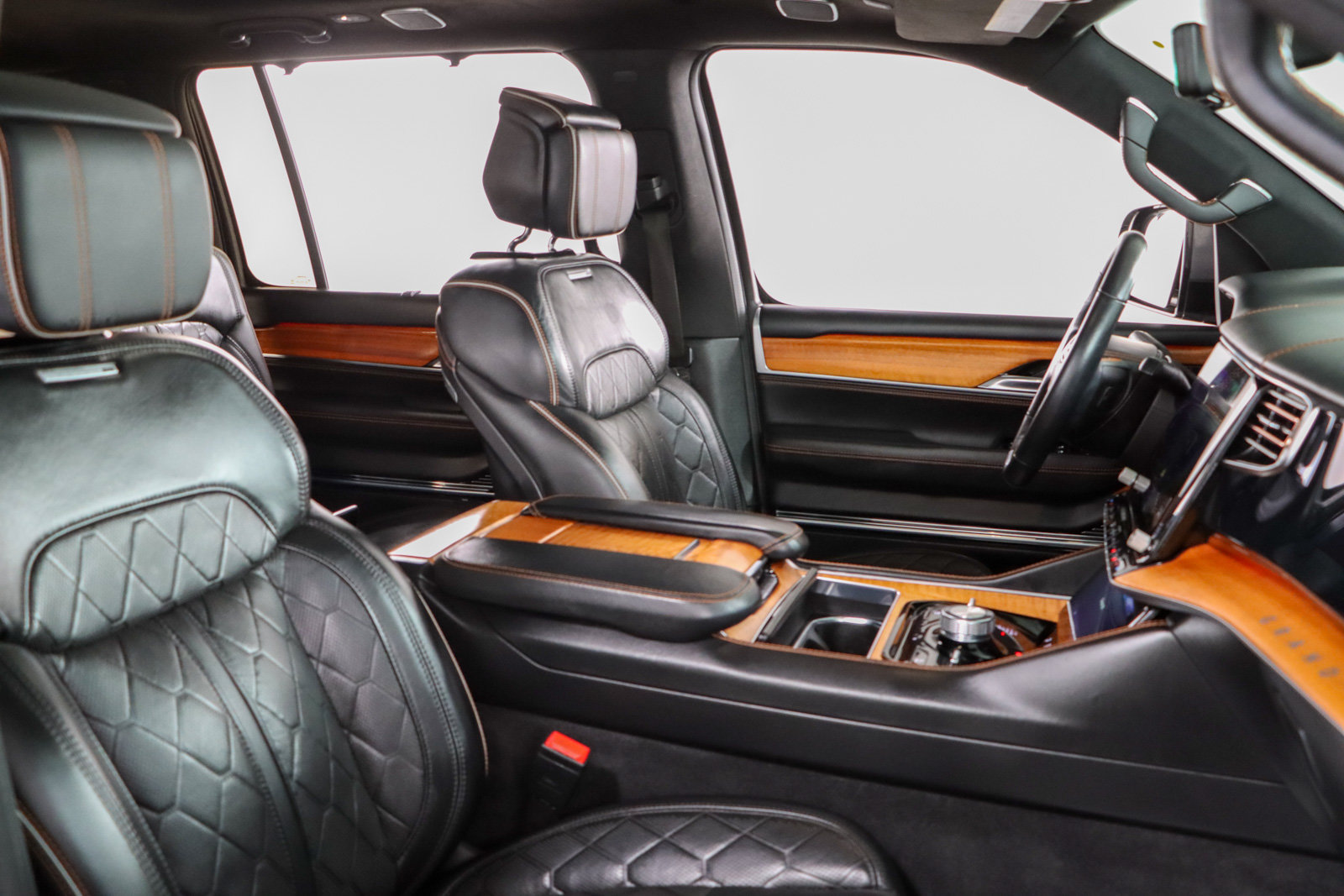 Used 2022 Jeep Grand Wagoneer Series III AWD/4WD image 30