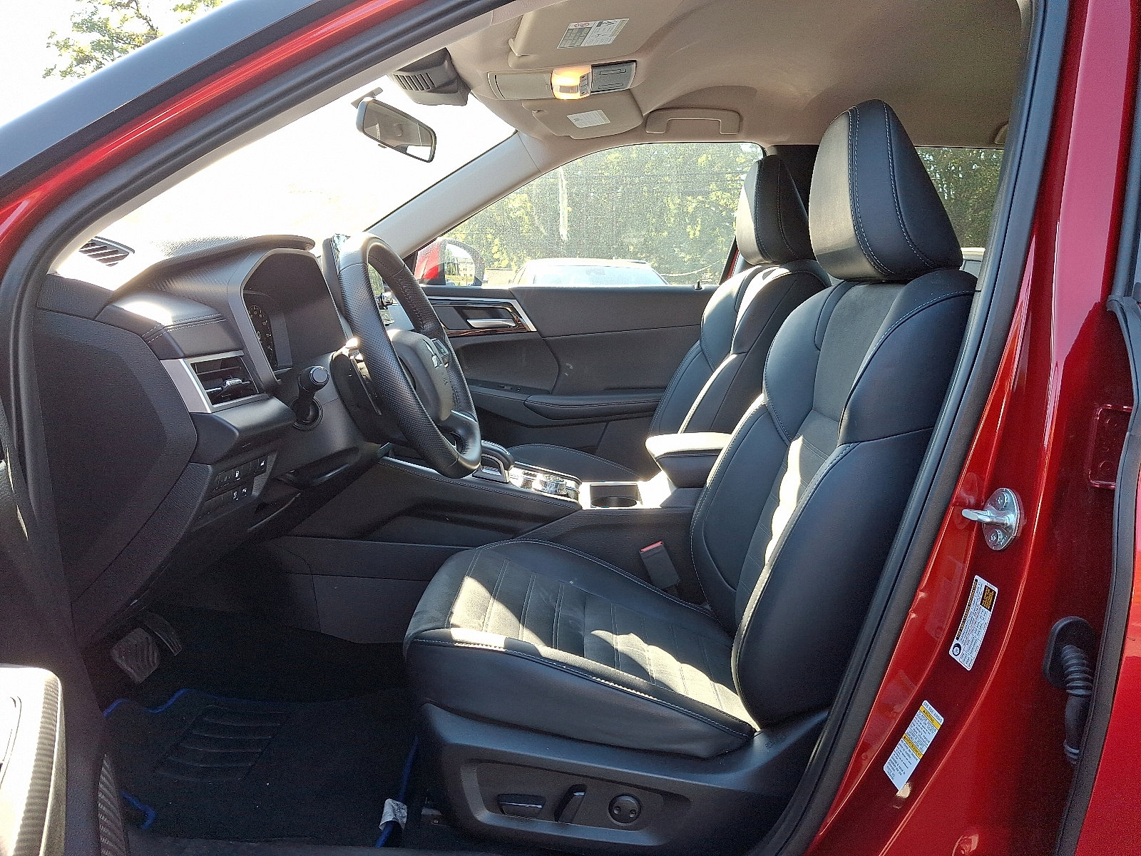 Used 2024 Mitsubishi Outlander SE image 13