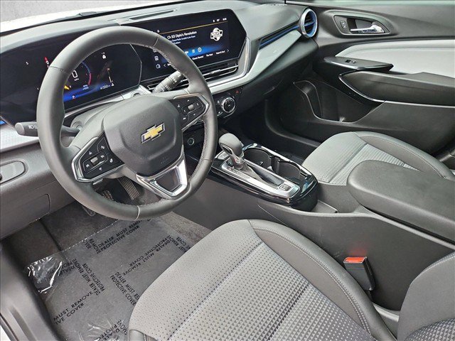 Used 2025 Chevrolet Trax LT w/ LT Convenience Package FWD image 13