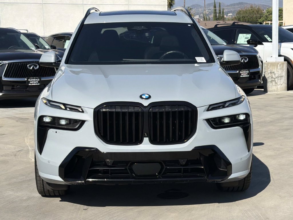 Used 2024 BMW X7 xDrive40i w/ M Sport Package AWD/4WD image 3