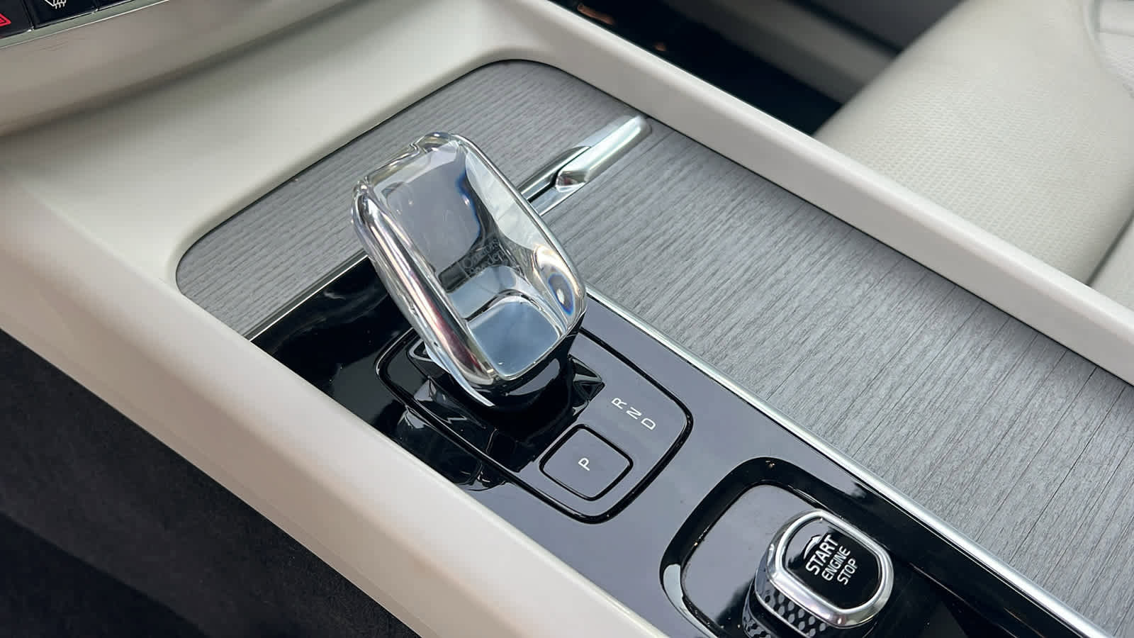 Used 2023 Volvo XC60 B6 Ultimate w/ Climate Package image 13