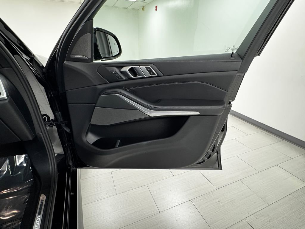 Used 2021 BMW X5 M50i image 12