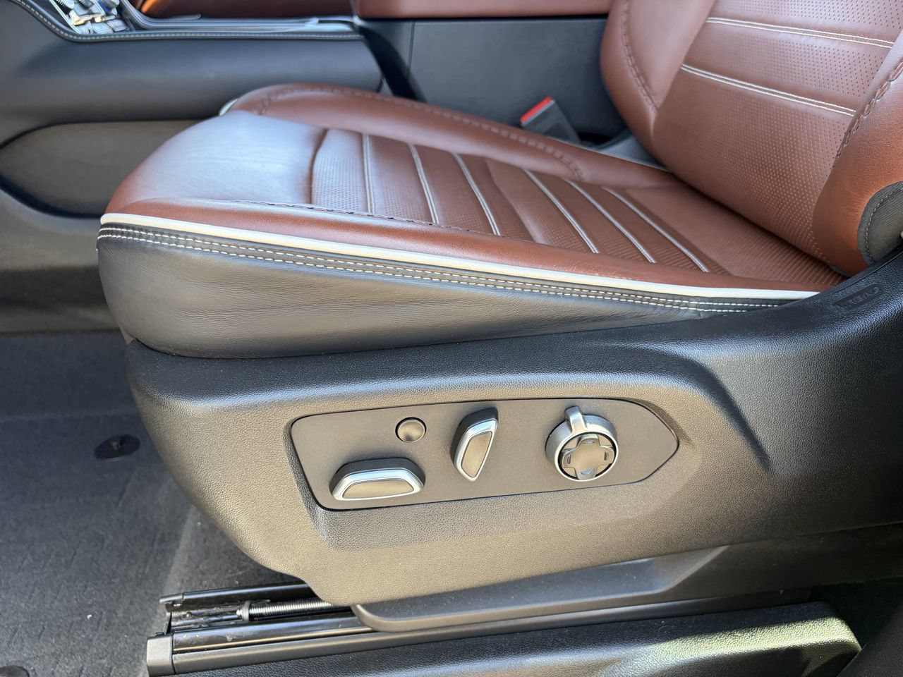 Used 2023 GMC Yukon XL Denali Ultimate w/ LPO, Floor Liner Package AWD/4WD image 24