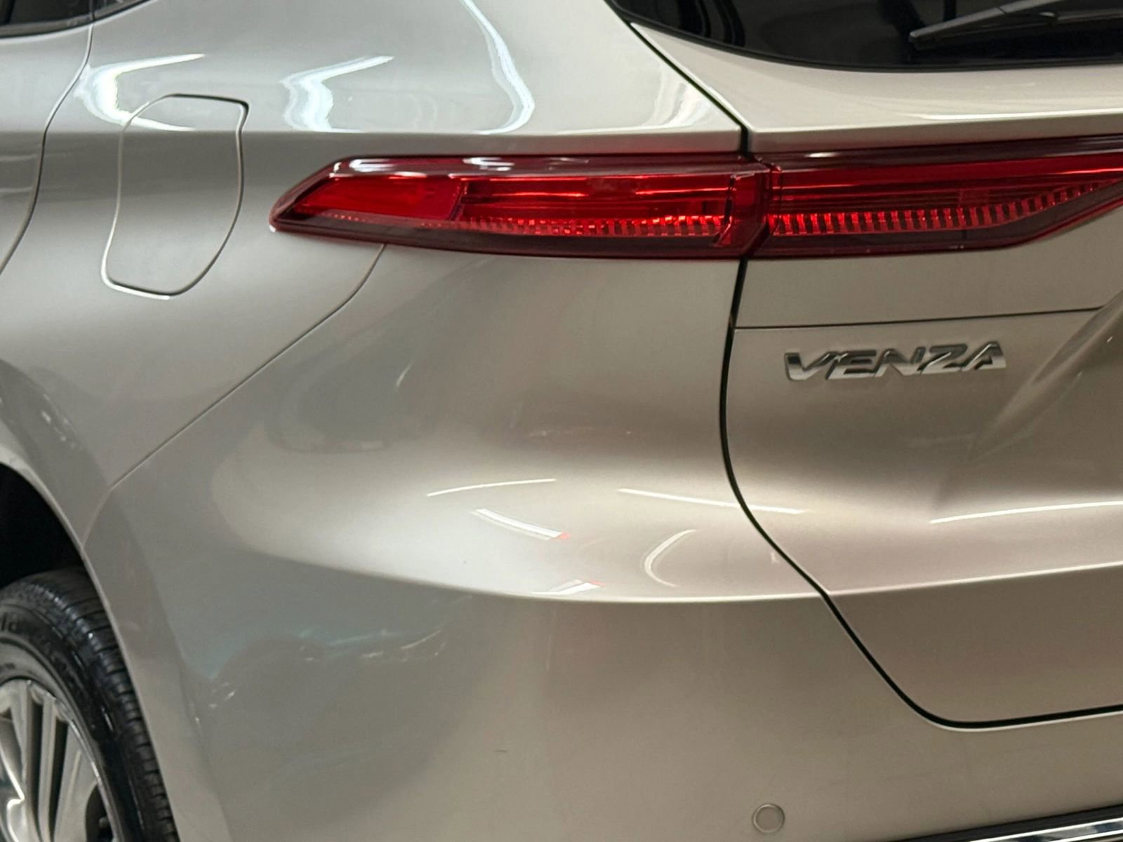 Used 2023 Toyota Venza Limited image 12