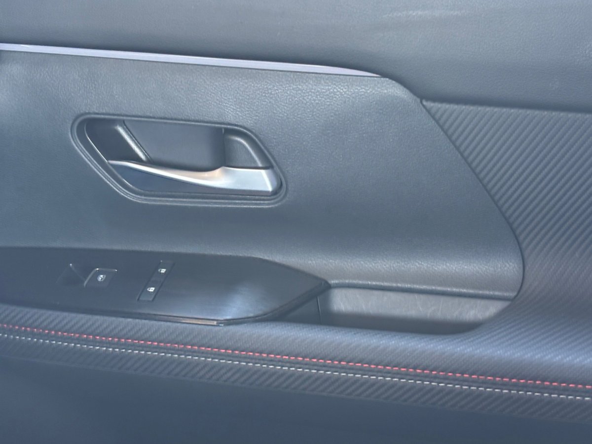 Used 2025 Nissan Kicks SR image 30