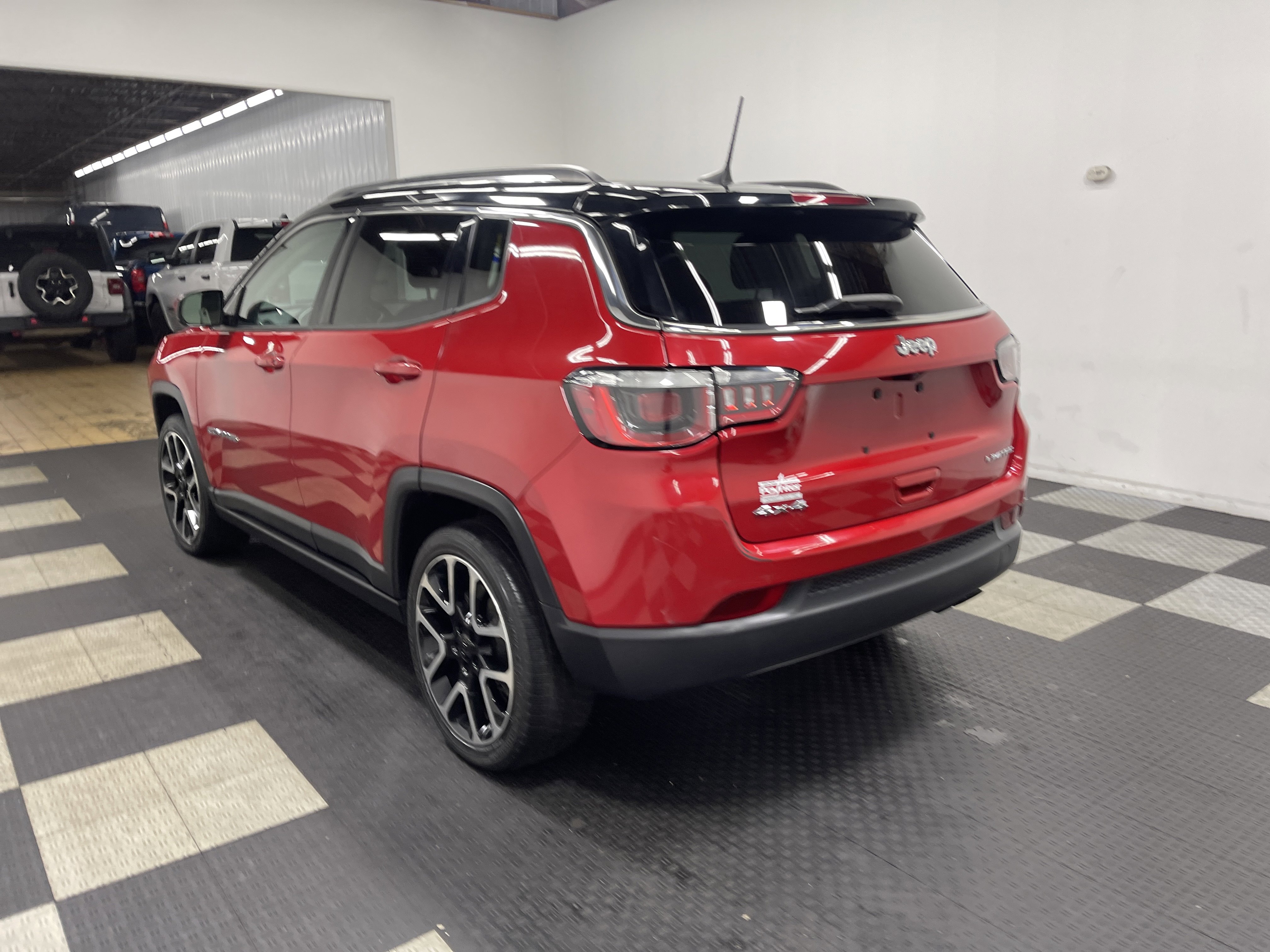Used 2019 Jeep Compass Limited AWD/4WD image 2