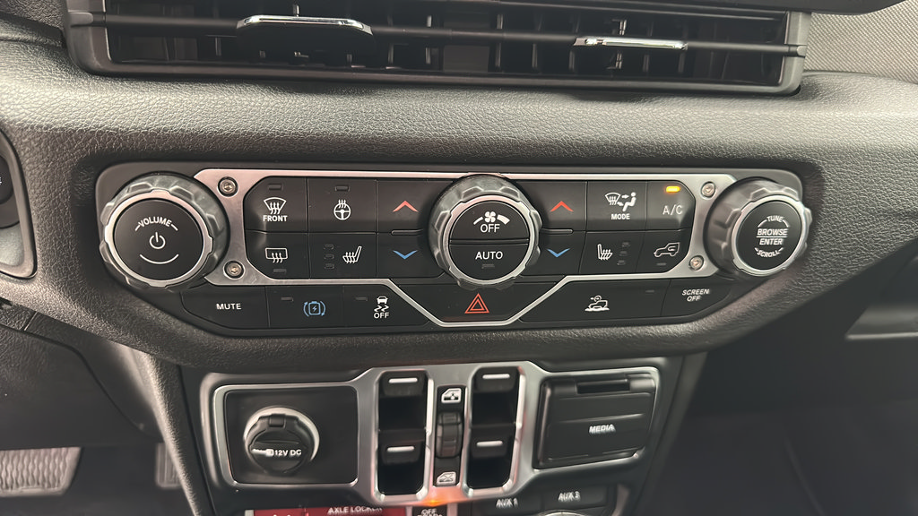 Used 2024 Jeep Wrangler Unlimited AWD/4WD image 17