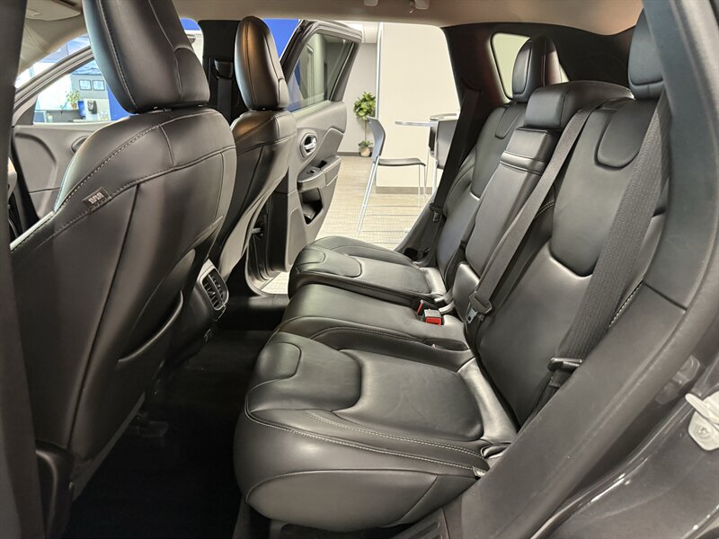 Used 2015 Jeep Cherokee Latitude w/ Cold Weather Group AWD/4WD image 17