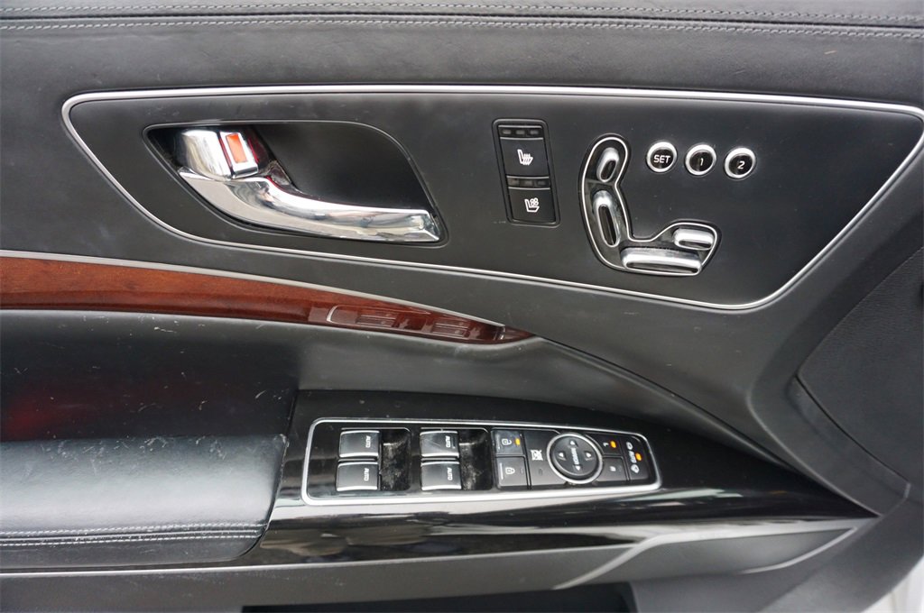 Used 2016 Kia K900 Luxury w/ Luxury VIP Package image 3