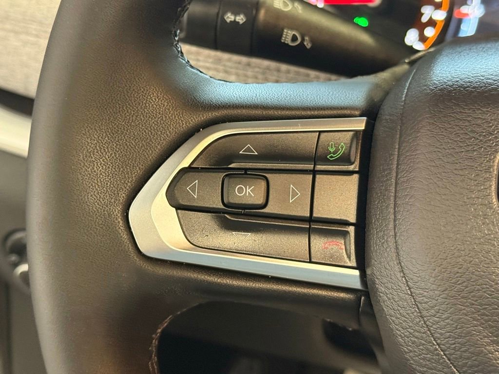 Used 2024 Jeep Compass Latitude w/ Sun and Sound Group AWD/4WD image 31