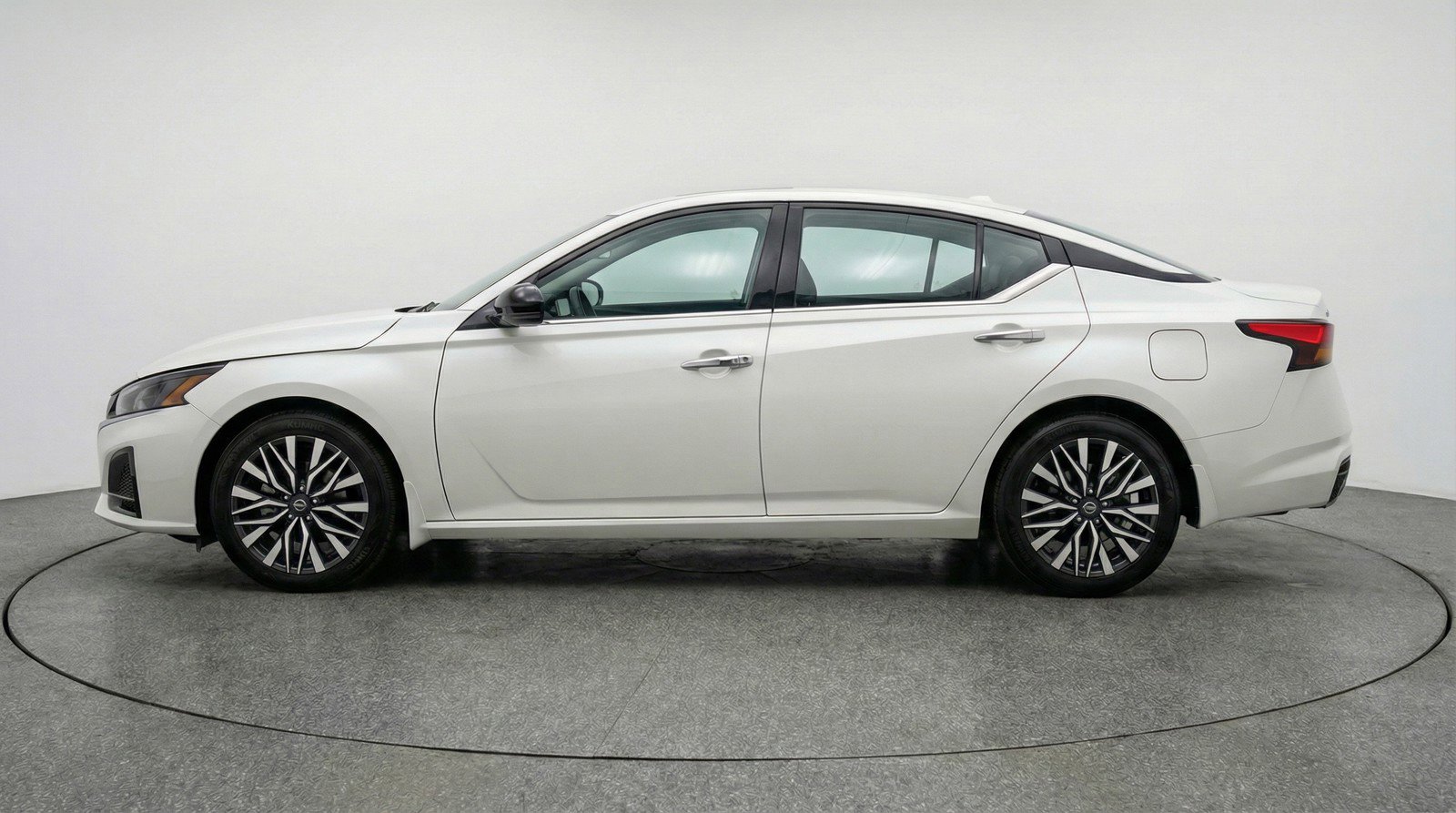Used 2025 Nissan Altima 2.5 SV image 5