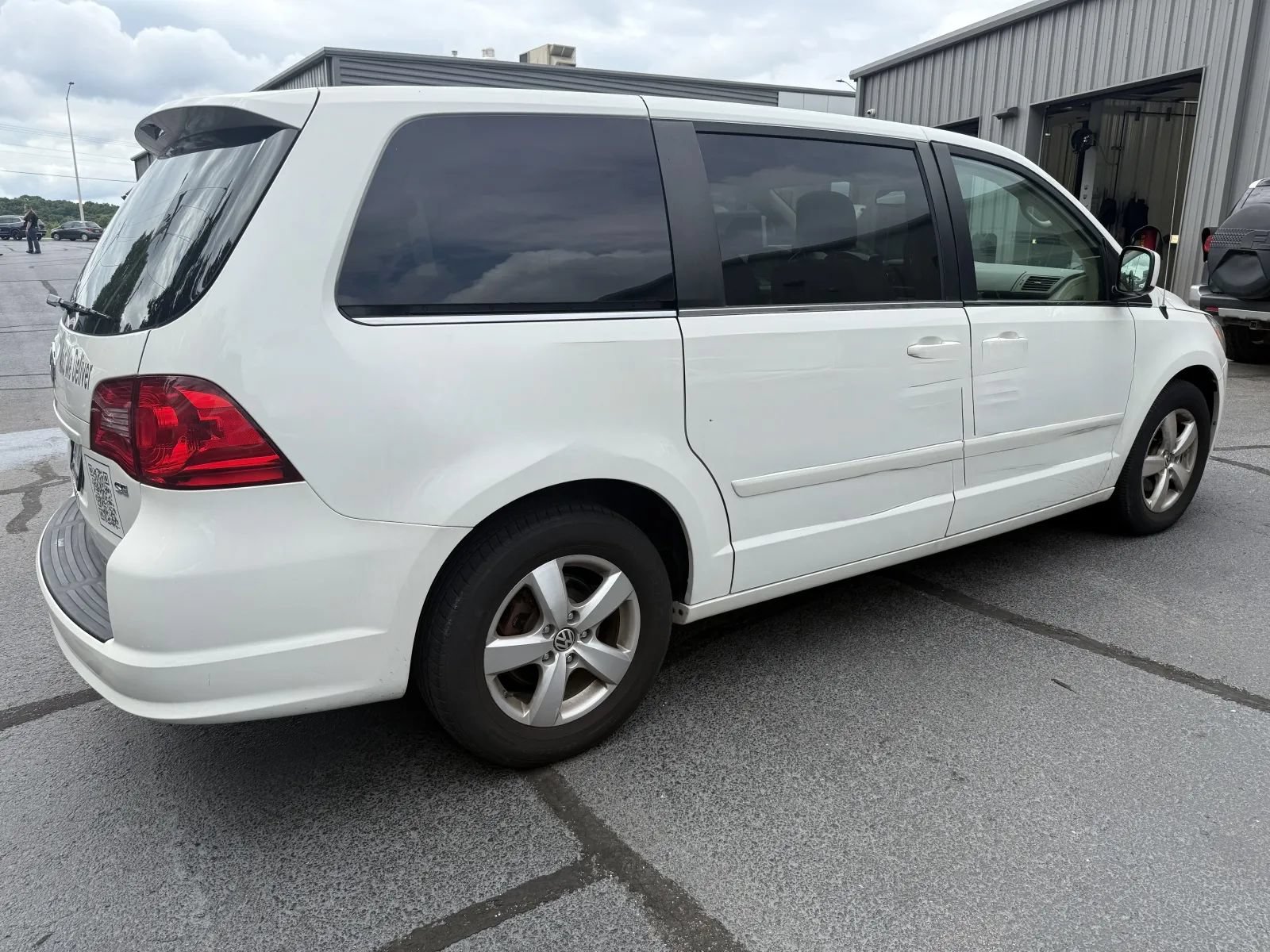 Used 2010 Volkswagen Routan SE FWD image 4