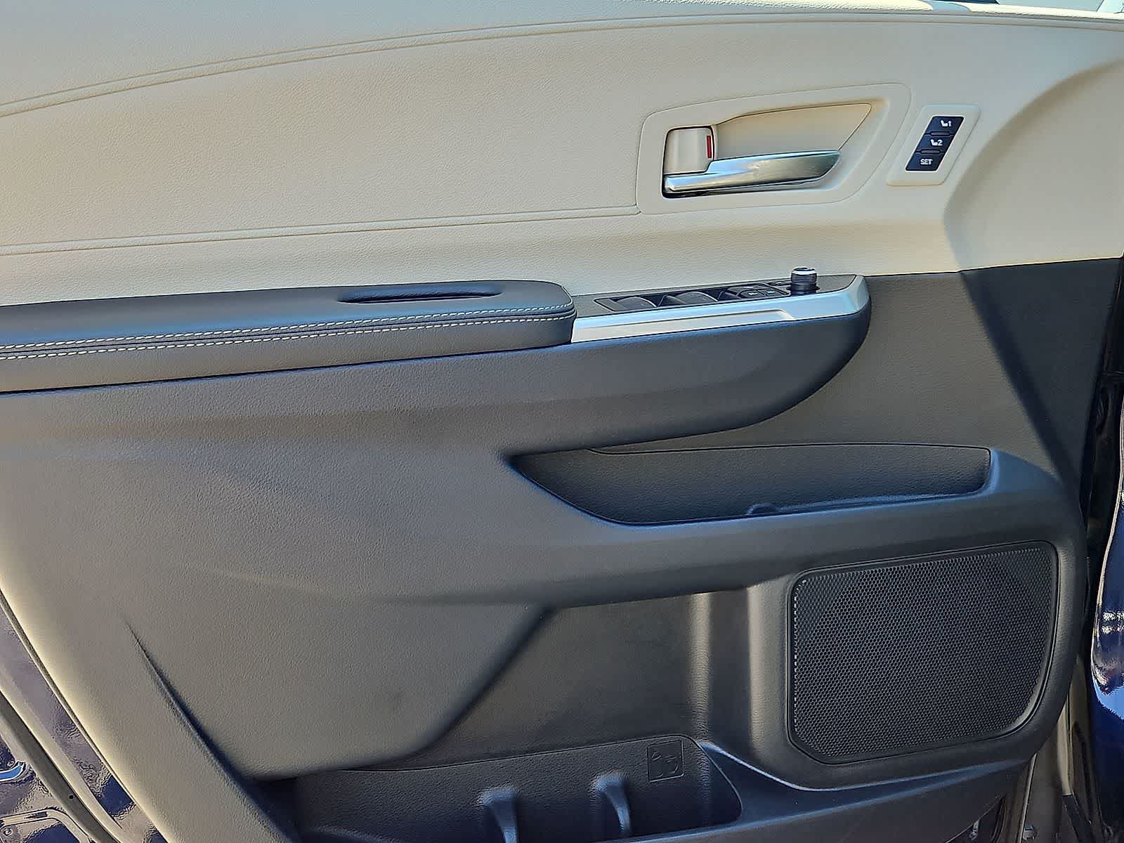 Used 2025 Toyota Sienna Platinum AWD/4WD image 28