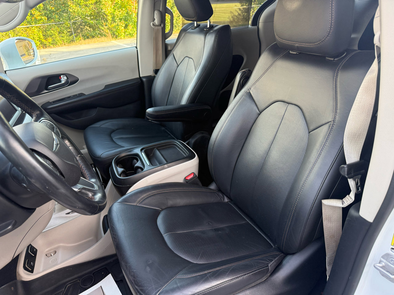 Used 2020 Chrysler Pacifica Touring-L image 19