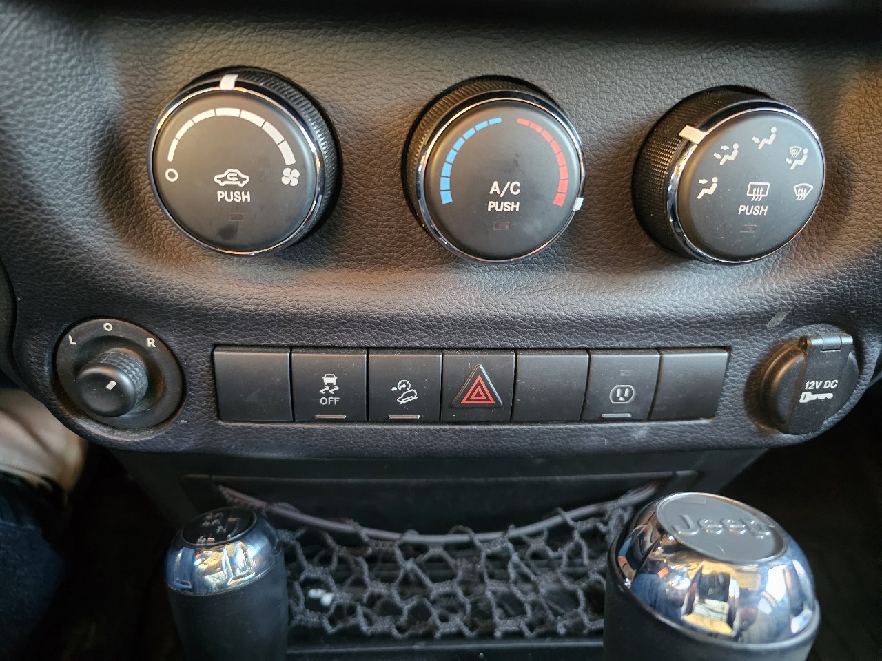 Used 2015 Jeep Wrangler Unlimited Sahara w/ Connectivity Group image 18