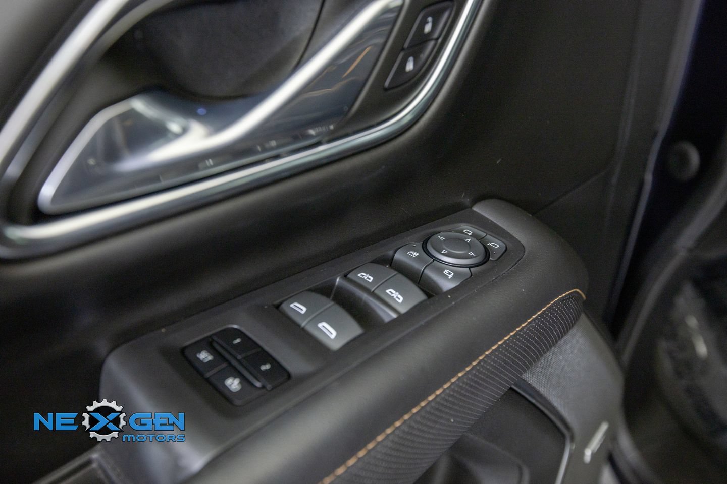 Used 2023 GMC Yukon XL AT4 w/ AT4 Premium Package AWD/4WD image 15