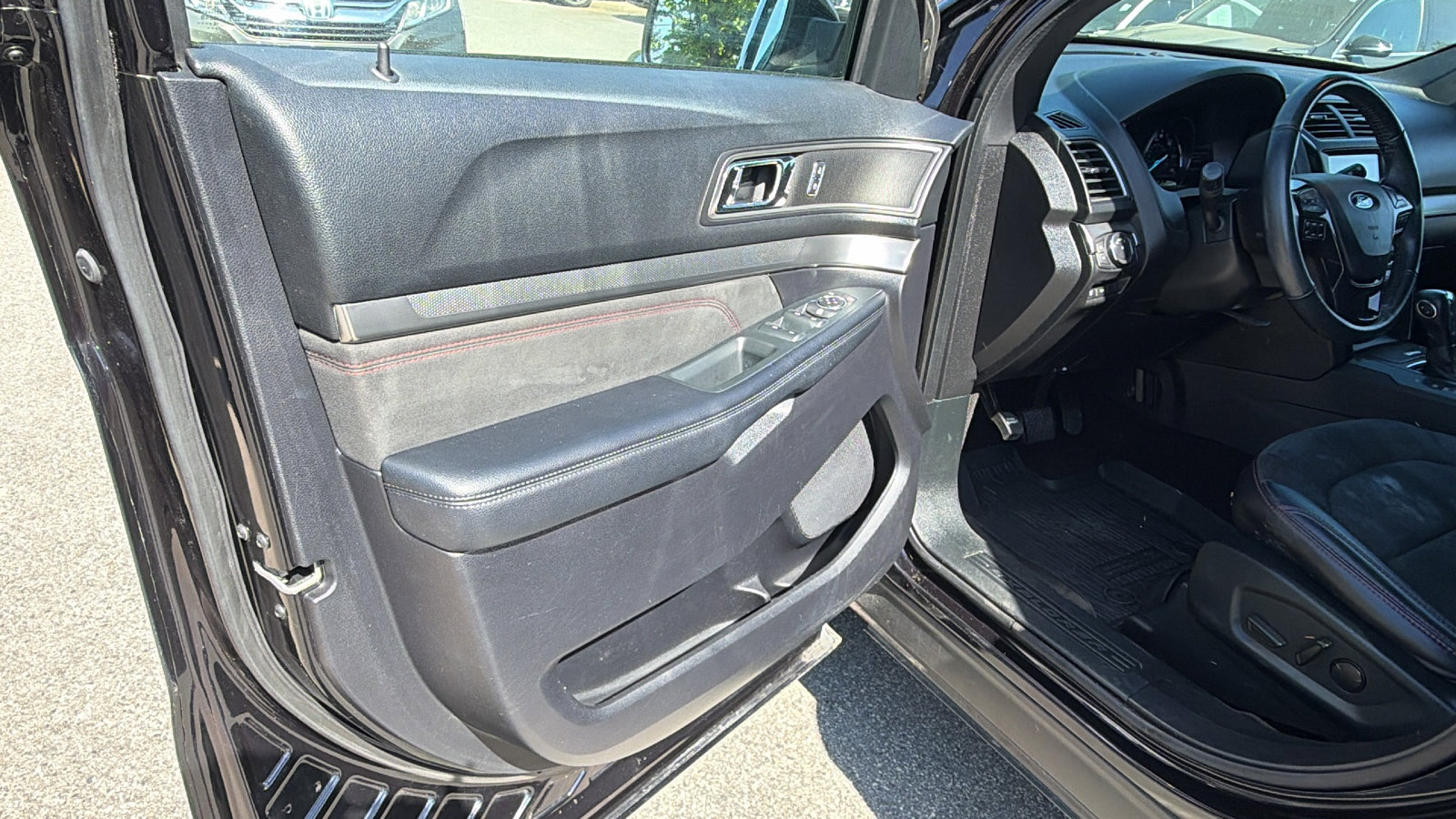 Used 2019 Ford Explorer XLT w/ Equipment Group 202A image 14