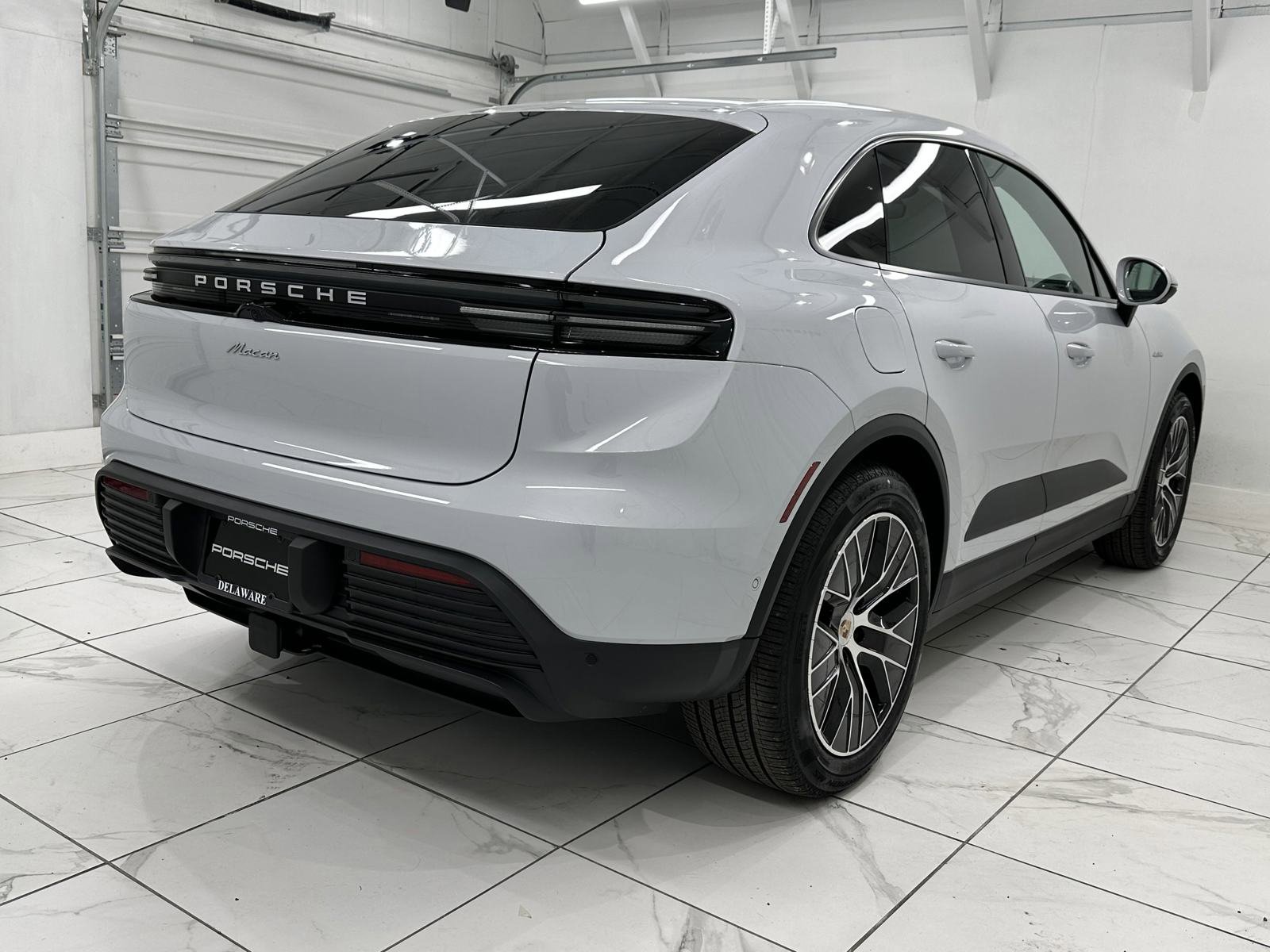 Certified 2025 Porsche Macan Electric image 12