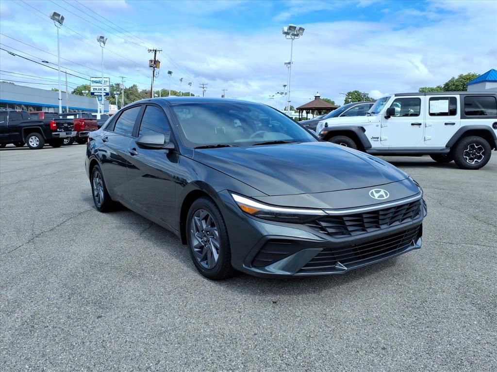 Used 2024 Hyundai Elantra SEL image 2
