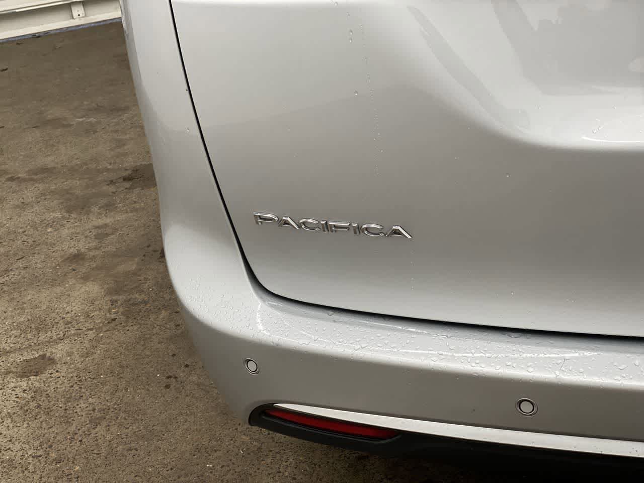 Used 2024 Chrysler Pacifica Touring-L FWD image 10