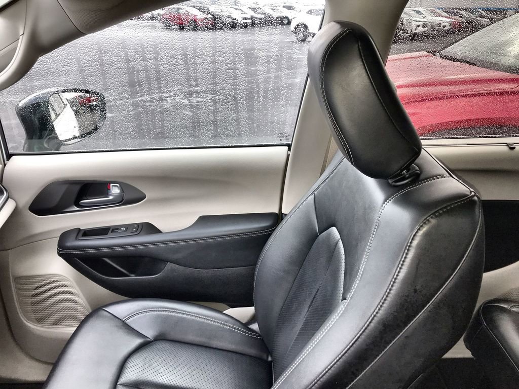 Used 2024 Chrysler Pacifica Touring-L image 23