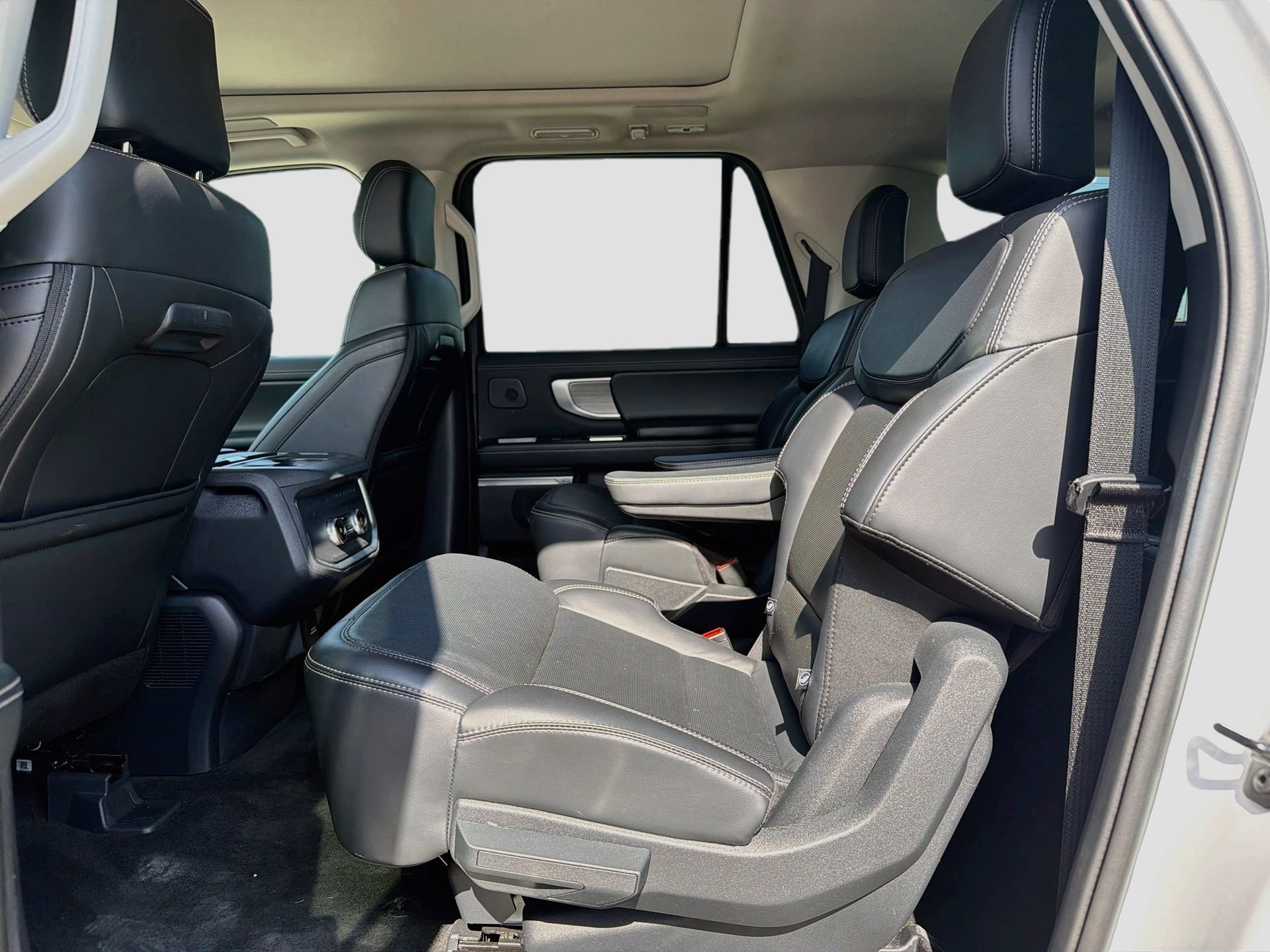 Certified 2025 Ford Expedition Max Platinum w/ Driver's Package AWD/4WD image 28