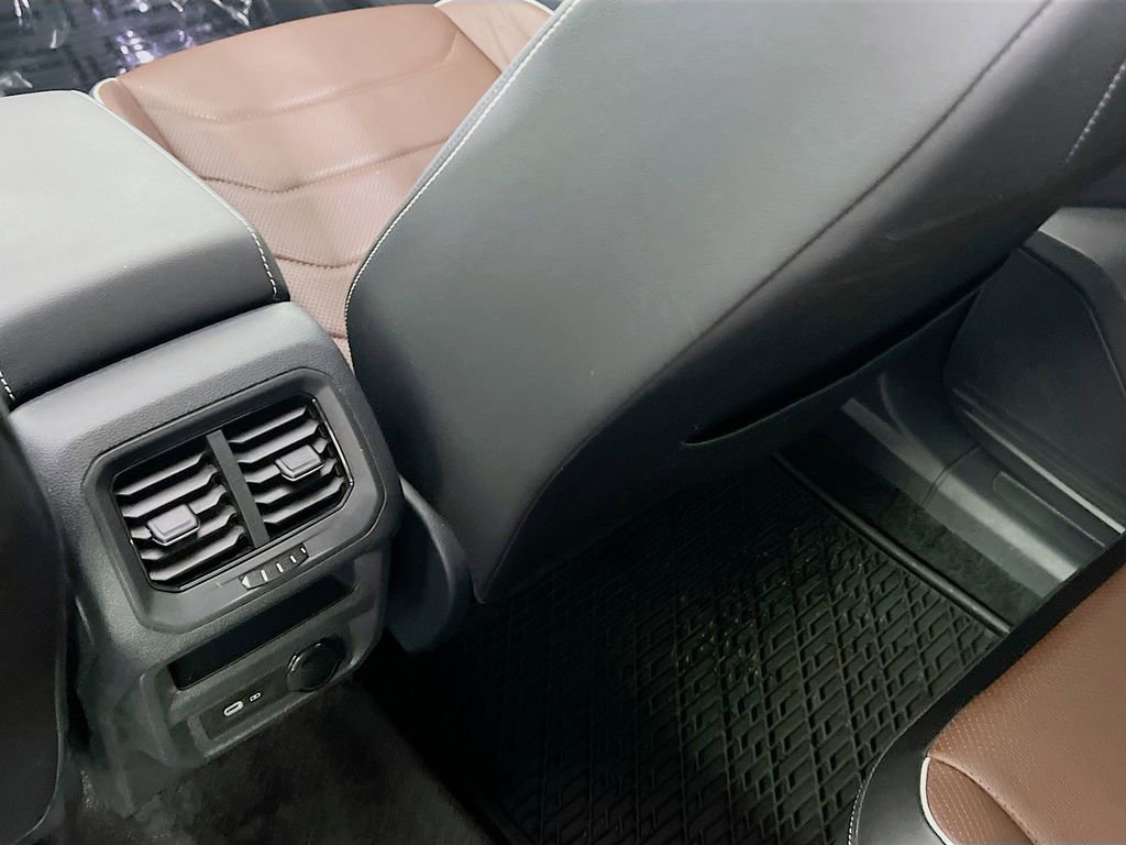 Used 2024 Volkswagen Tiguan SEL R-Line image 26