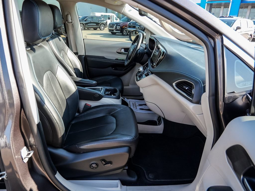 Used 2021 Chrysler Pacifica Touring-L FWD image 16