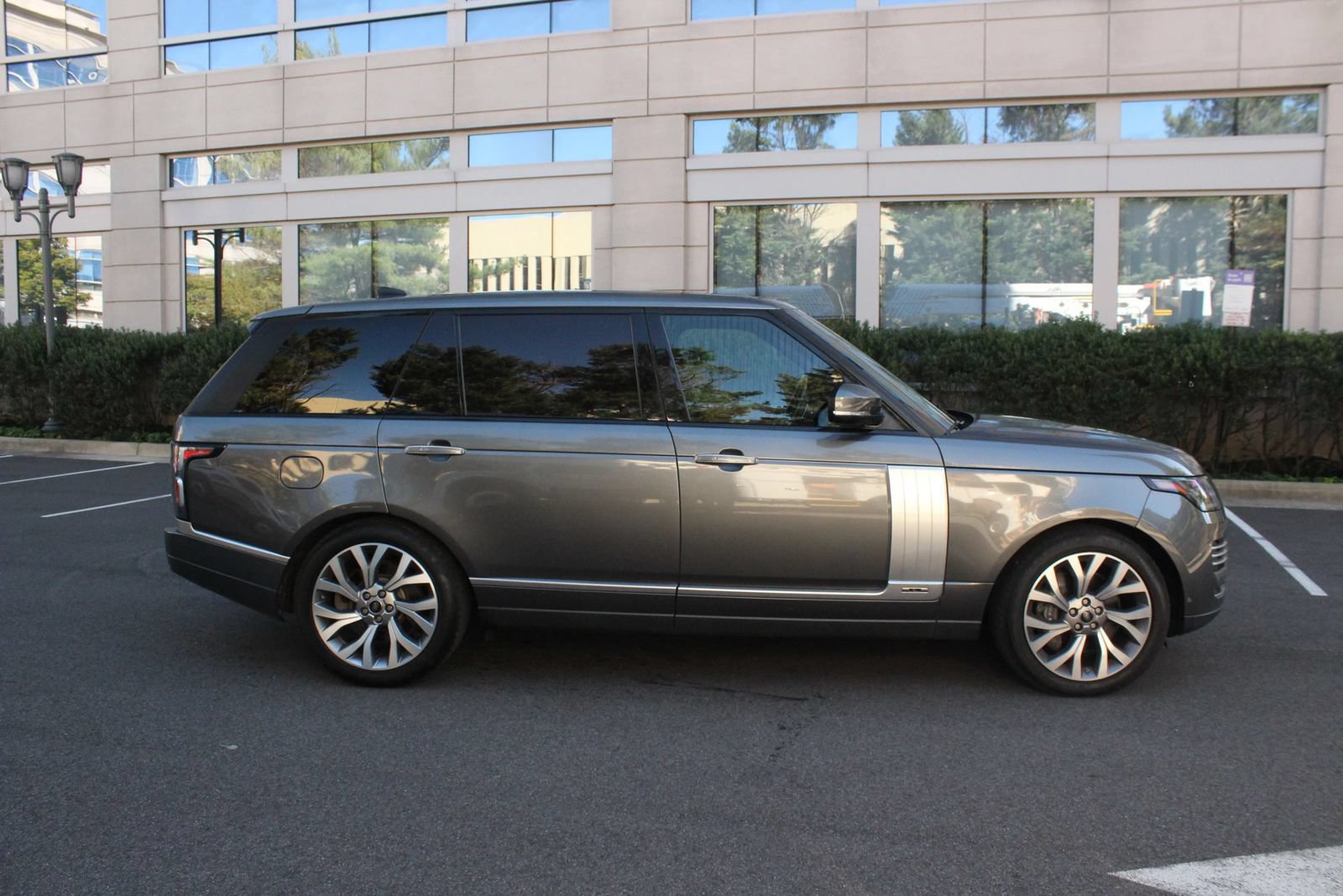 Used 2018 Land Rover Range Rover Long Wheelbase Autobiography AWD/4WD image 6