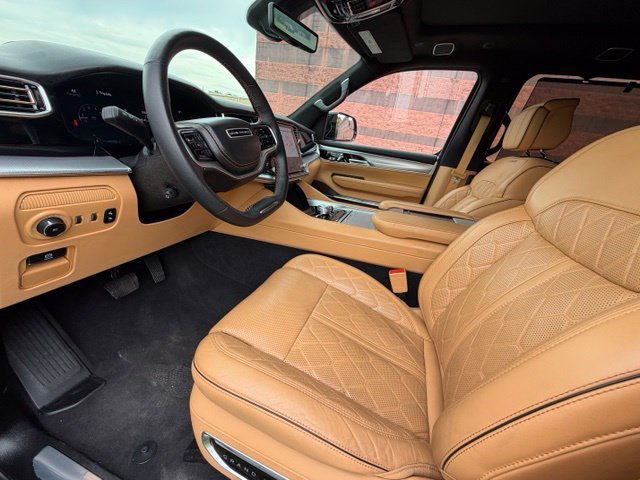 Used 2023 Jeep Grand Wagoneer Series III AWD/4WD image 15